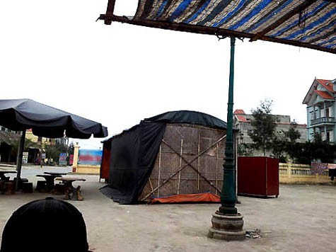 Túp lều chứa gái mại dâm của quán chè. (ảnh: Lam Anh).